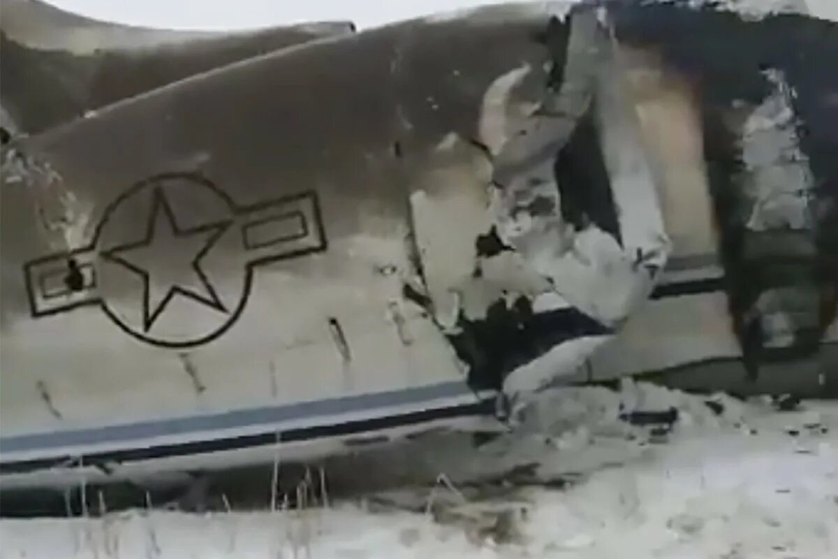 Люди цепляются за самолет в афганистане. C 130 афганистан. Боинг афганистан. Боинг афганистан. Крушение боинга 747 в афганистане.