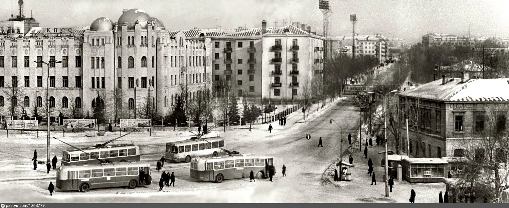 Куйбышев это какой. Комсомольская площадь Самара. Комсомольская площадь Куйбышев. Улица Куйбышева с. Комсомольское. Троллейбус в Куйбышеве 1942.