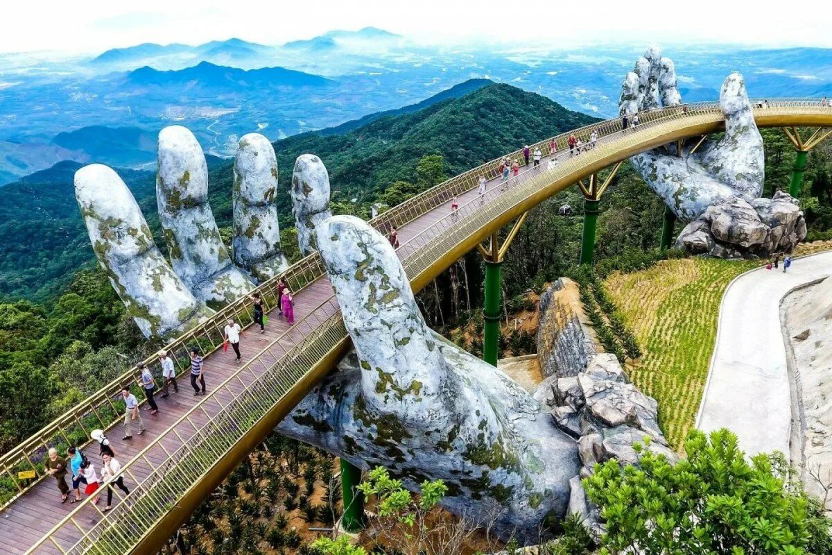 В мире есть такое место. Золотой мост во Вьетнаме. Мост с руками во Вьетнаме. Золотой мост в Дананге. Дананг достопримечательности ba na Hill.