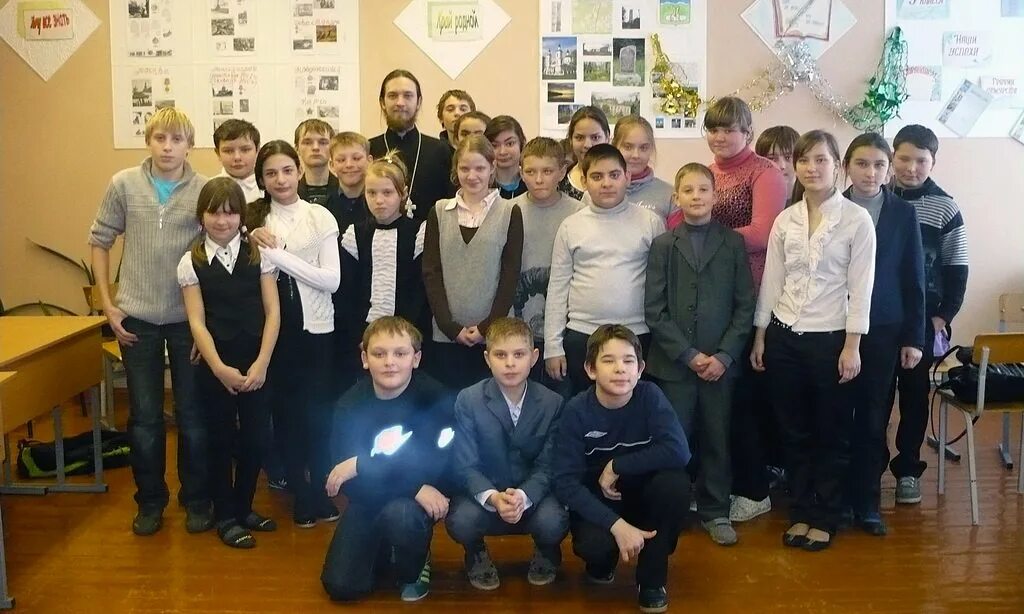 Работник музея. Чехов в школе. Школа село чехов. Камышла самарская область школа 8 а. Село чехов школа.