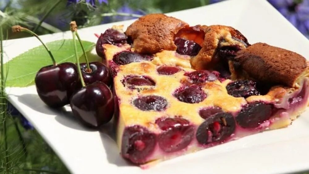 Revolution cherry bake. Вишневый пирог клафути. Вишневый пирог клафути французский. Французский клафути с вишней. Клафути с черешней.