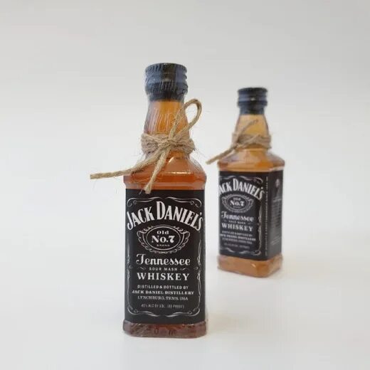 Hennessy jack daniels. Пустая бутылка джек дэниэлс. Бутылочка виски песня. Бутылочка виски песня. Разбитая бутылка виски.