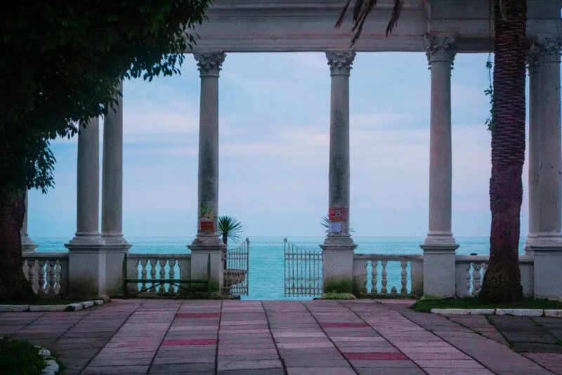 Колоннада в сухуми. Пляж санаторий мво абхазия сухум. чегем сухум абхазия. колоннада абхазия сухумское. чегем гостевой дом сухум мушни хварцкия.