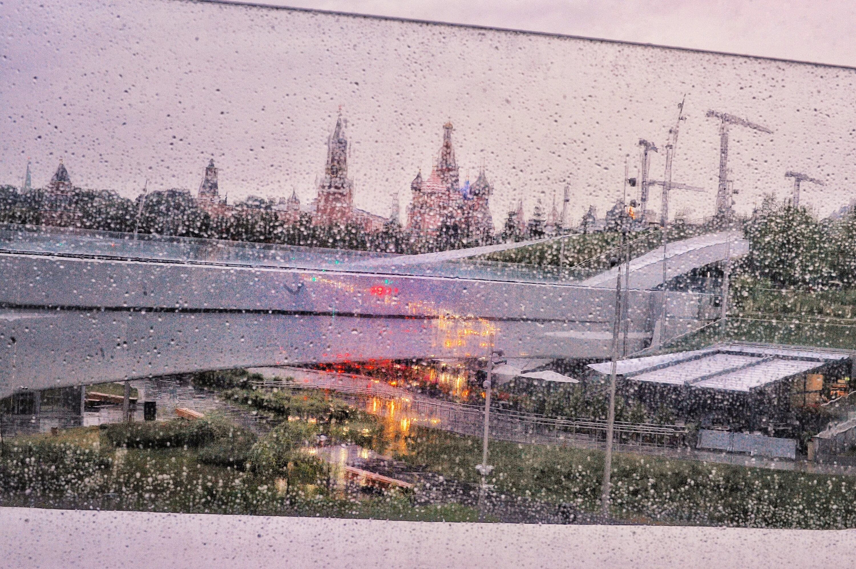 Метеобюро москвы. Привет из дождливой Москвы. Дождливый день в Москве. Вид Москвы в дождь.