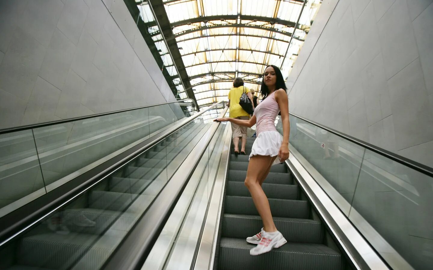 Снизу ходят. Патрик Личфилд девушка на эскалаторе. Девушка наиэскалаторе. Девушки в метро. Фотосессия на лестнице.