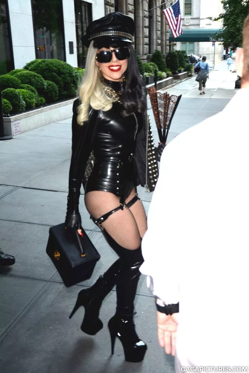 Сначала леди гага. Леди Гага. Леди Гага в кожаных леггинсах. Lady Gaga - 11. Леди Гага 1999.