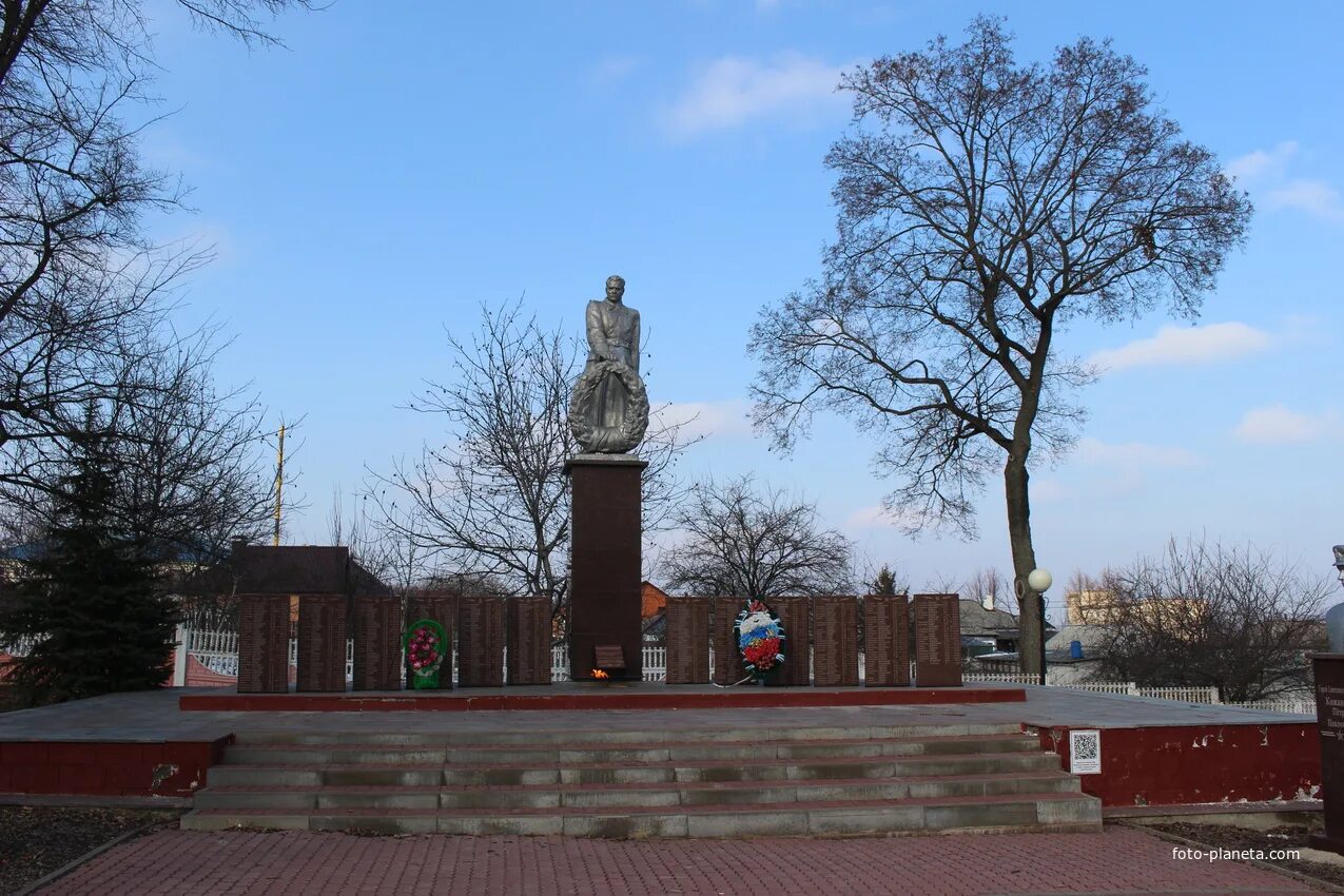 Парк памяти белгород. Парк Гая Короча. Парк памяти и славы Корочанский район. Парк город Короча. Короча памятники в парке Гая.