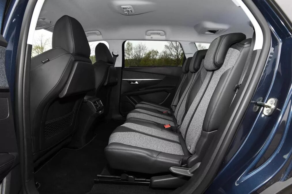 Сиденья пежо 5008. Peugeot 5008 сидения. Peugeot 5008 третий ряд. Сиденья пежо 5008. Сиденья пежо 5008.