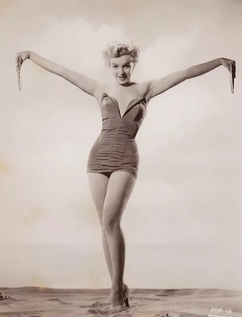 мэрилин монро 1950-е. мэрилин монро с бокалом. мадам фло. мэрилин монро фото. мэрилин монро настоящее.