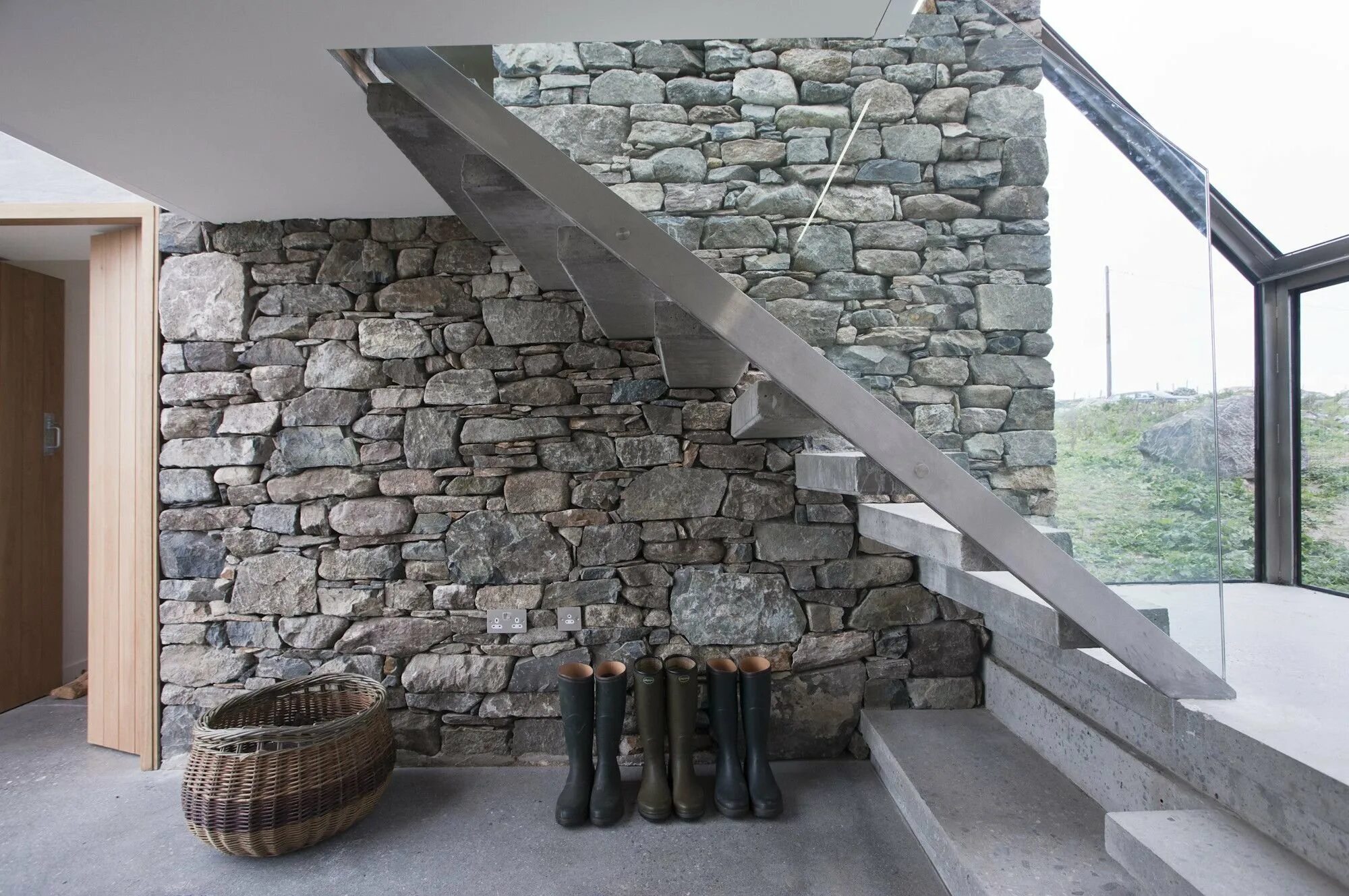 Капы в строительстве. Камень в интерьере. Лестница из натурального камня. Лестница отделанная камнем. Отделка из камня.