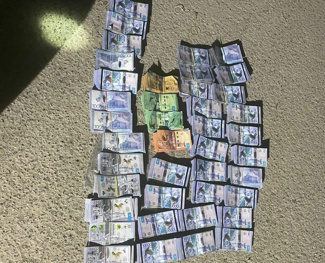 45 миллионов тенге в рублях. 45 миллионов тенге в рублях. Тенге все купюры. Много тенге. 45 миллионов тенге в рублях.