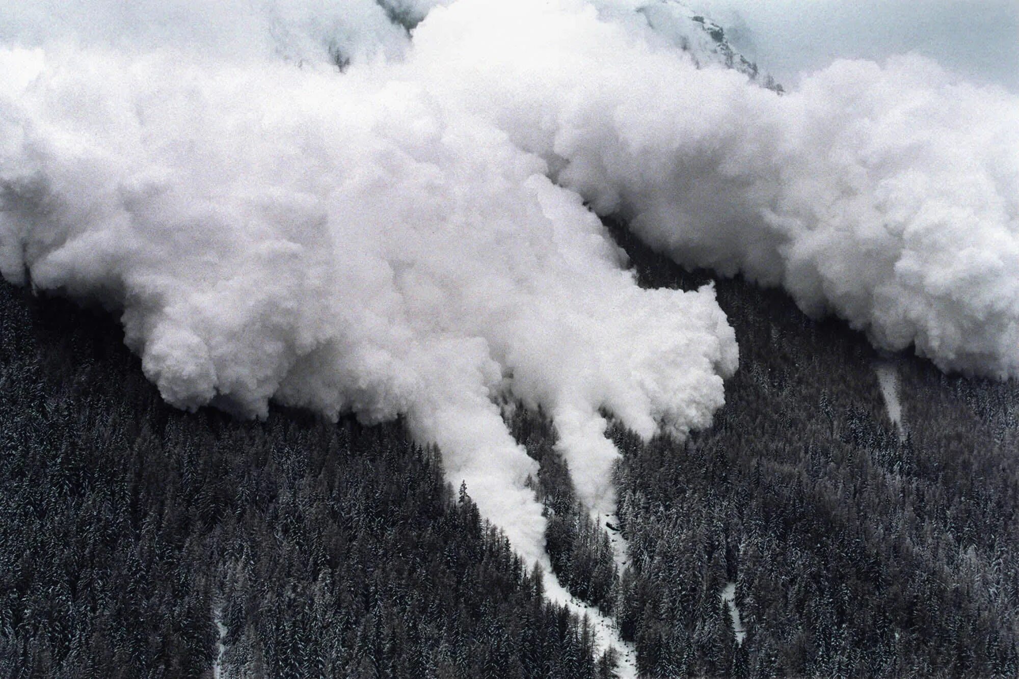 Опасные природные явления. Одна из опасных природных явлений возникающих. Одна из опасных природных явлений возникающих. Опасное природное явление это кратко. Природные явления список опасные.