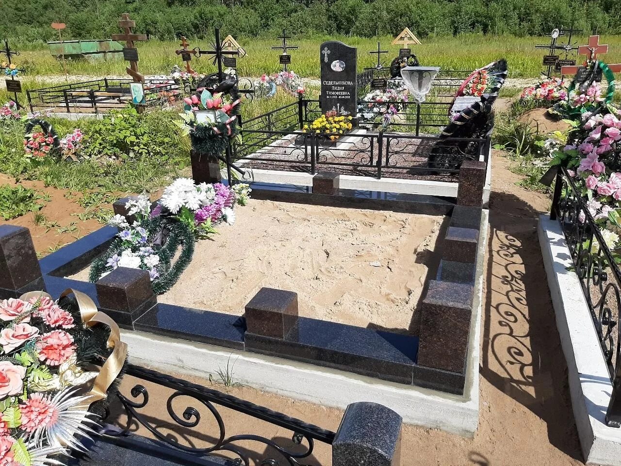 Через какое время ставить памятник. Опалубка на могилу. Через какое время ставить памятник. Могильные памятники. Через какое время ставить памятник.