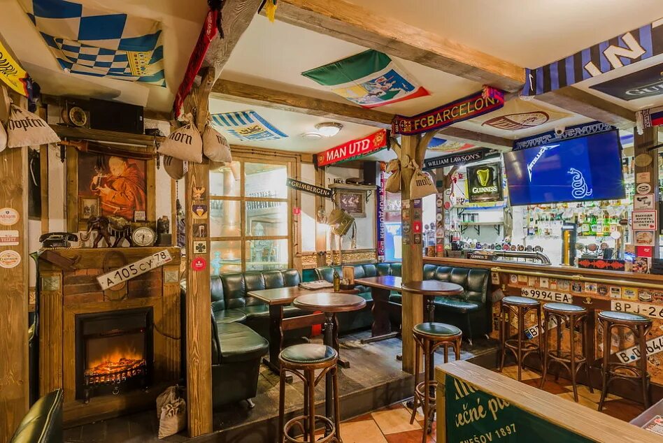 Bar с английского на русский. Бар англия спб. Бар в английском стиле. Бир хаус интерьер \. Ирландский паб в ирландии.