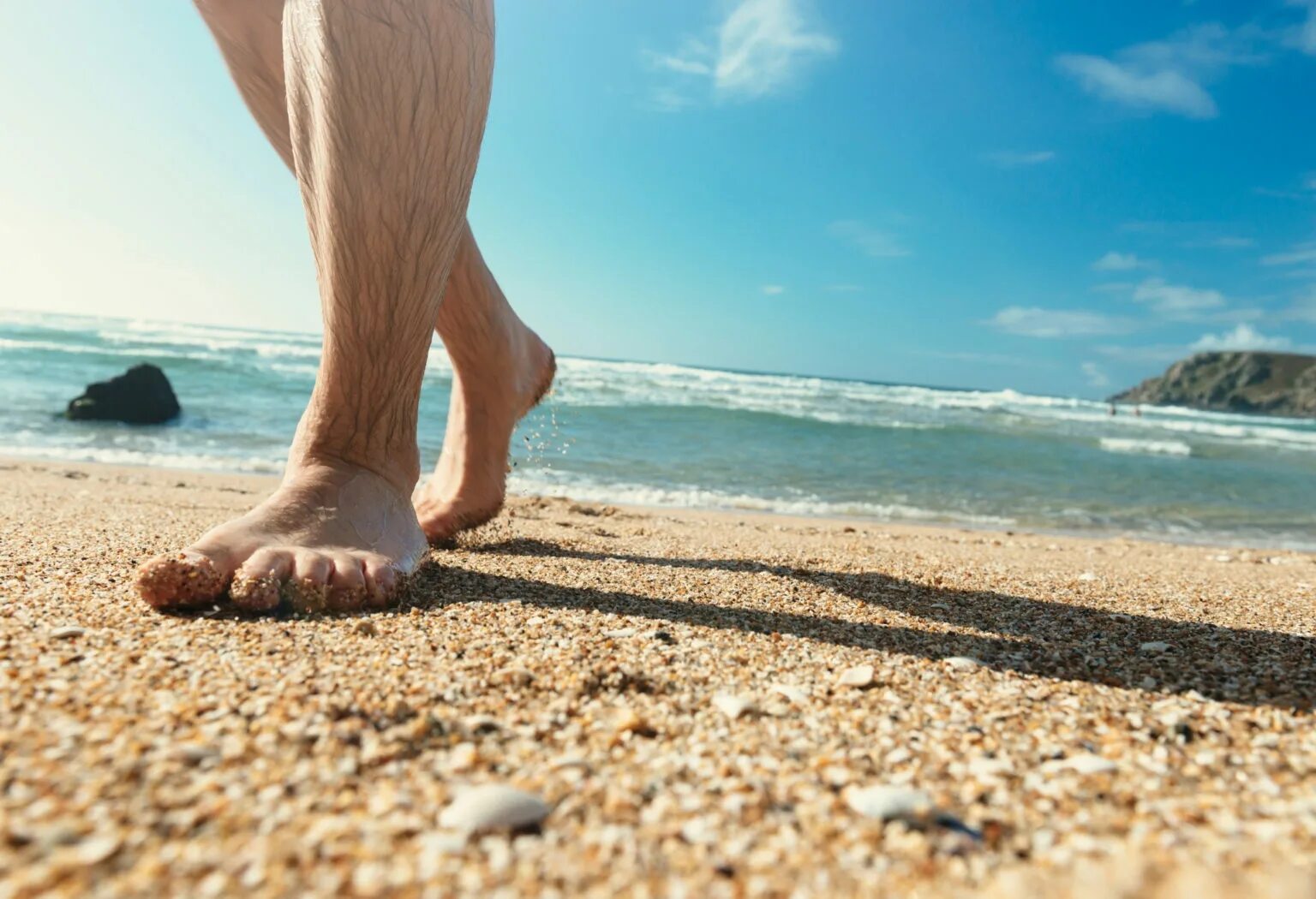 Бреет на пляже. Парни с бритыми ногами на пляже.