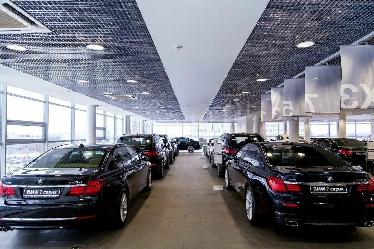 Салоны авто официальные дилеры. Автосалон бмв 7. автосалон bmw 7 в германии. автомобильный салон бмв. автосалон с дорогими авто.
