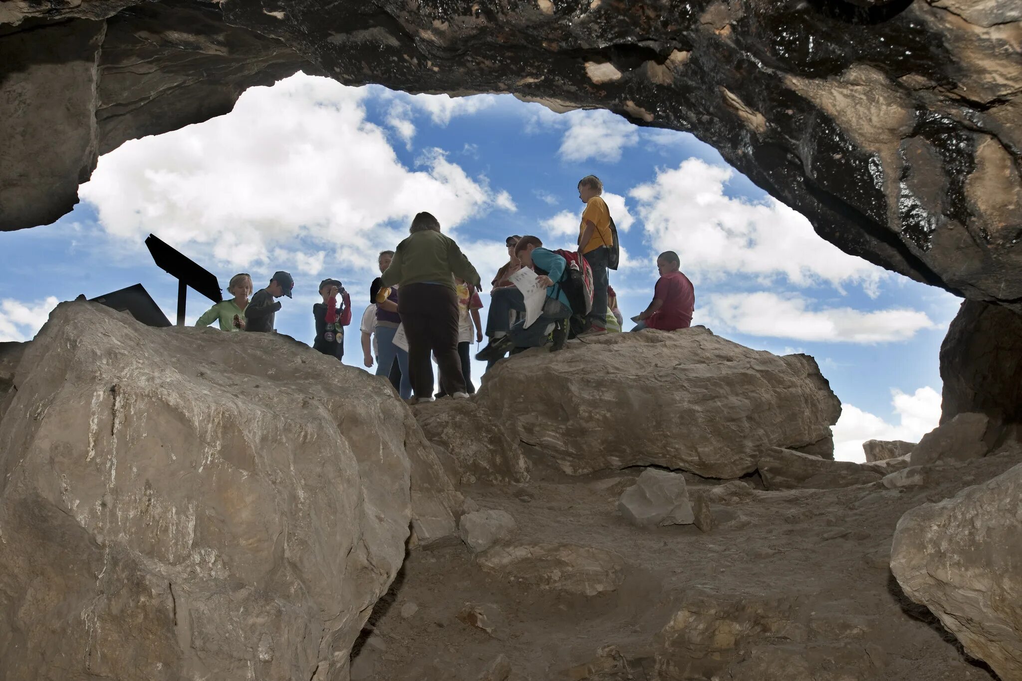 Ancient cave. Пещера Лавлок. Пещера Лавлок в Неваде. Находки из пещеры Лавлок в Неваде.