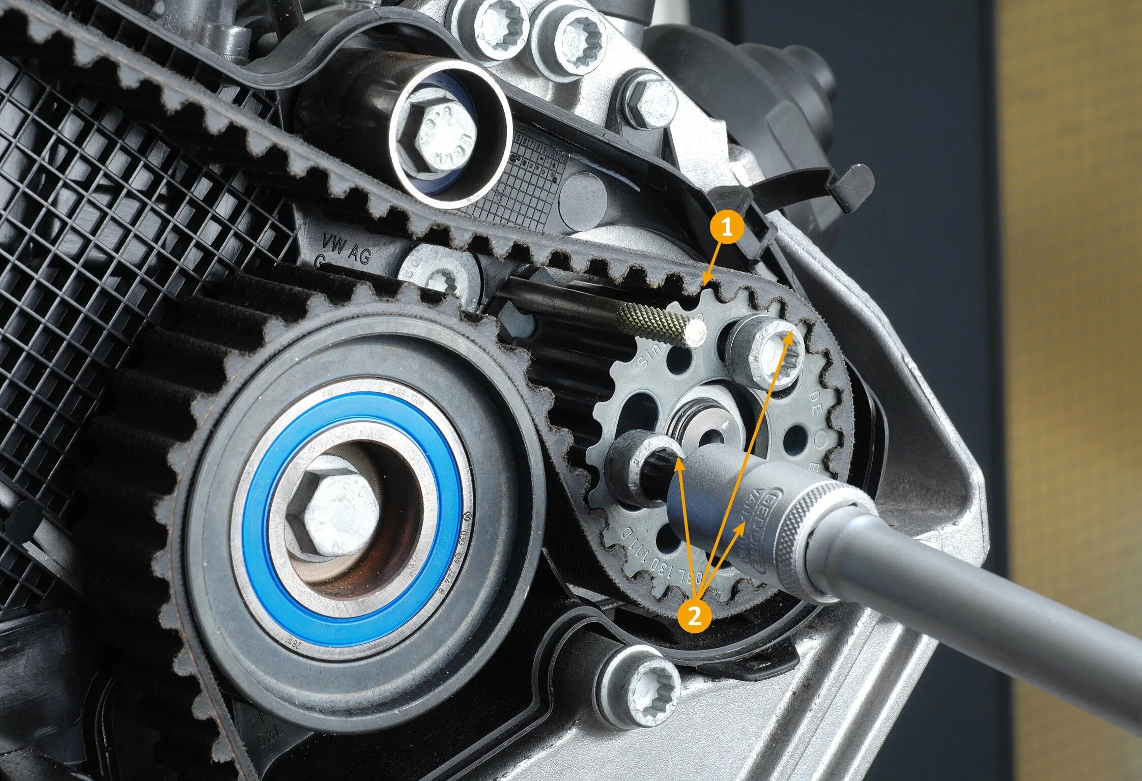 Ремень грм на двигателе. Ремень грм. Как выглядит грм. Система грм двс 2170. Ременной привод грм.