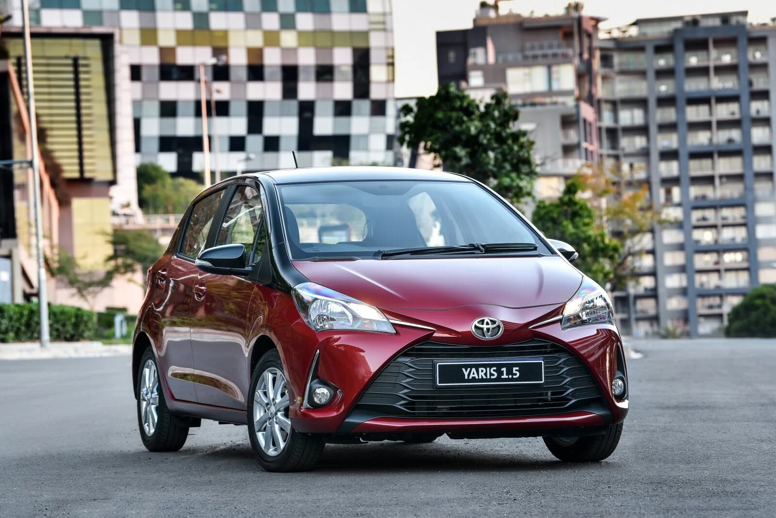 Тойота ярис 2017 хежбек. Toyota yaris 2010-2017. Тойота ярис гибрид. Toyota yaris 2017. Toyota yaris 2017.
