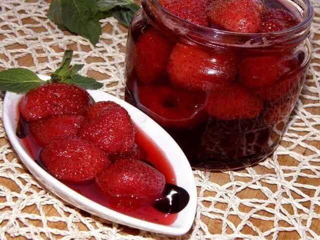 5 минутка из клубники на зиму. Клубничное варенье. варенье клубника. клубничное варенье с целыми ягодами. клубничное варенье пятиминутка.