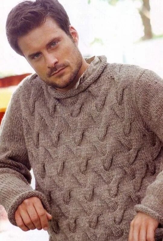 Свитер мужской вязаный спицами. Мужской свитер с косами. Фасоны мужских свитеров. Мужской свитер спицами фото схемы. Мужской джемпер спицами.
