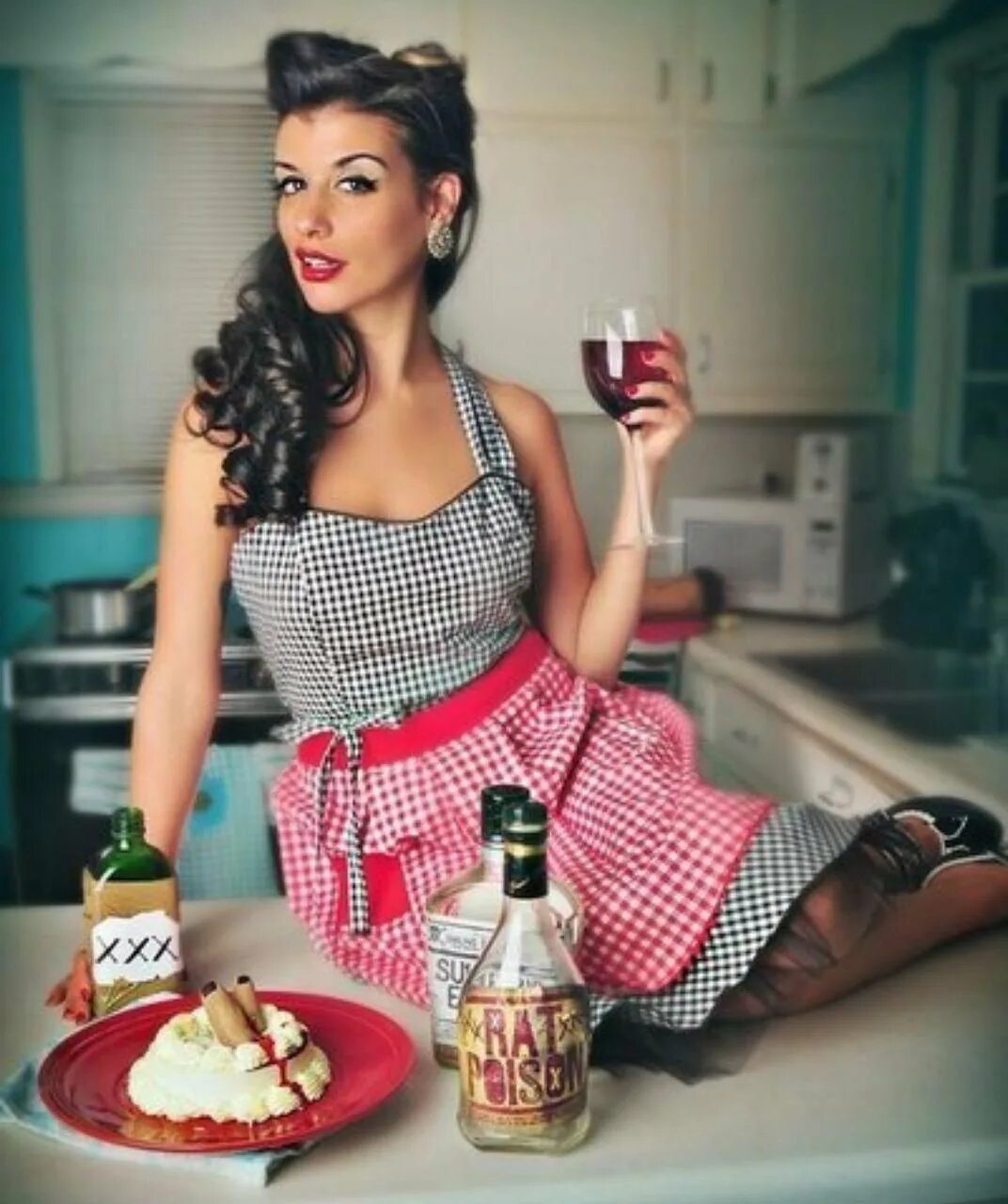 Глупая хозяйка. Домохозяйка. Стиль американской домохозяйки. Фотосессия в стиле пин ап на кухне. Красивая домохозяйка.