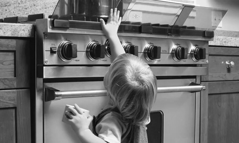 Бытовой травматизм на кухне. Плита для детей. Детский бытовой травматизм. Малыш у плиты.