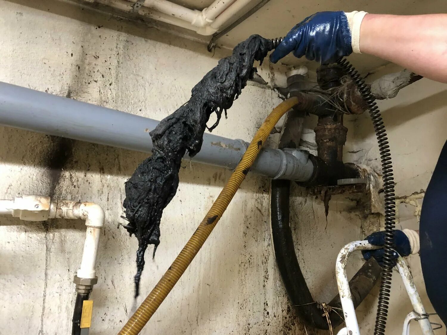 Прочистить трубы в частном доме. Прочистить трубы в частном доме. Прочистка канализационная. Прочистка канализации в частном доме. Прочистка труб канализации в частном доме.