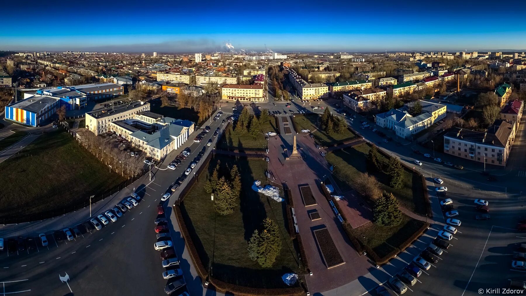 Город Тольятти с высоты птичьего полета. Вид Тольятти с высоты птичьего полета. Площадь свободы Тольятти вид сверху. Центральная площадь Тольятти.