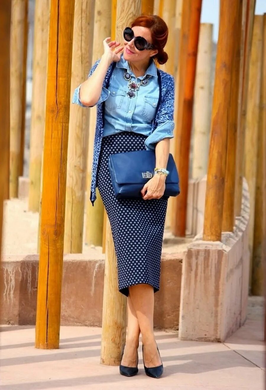 сочетание с синей юбкой. сочетание с юбкой карандаш синего цвета. с чем носить синюю юбку карандаш. синяя юбка карандаш. образ с синей юбкой карандаш.