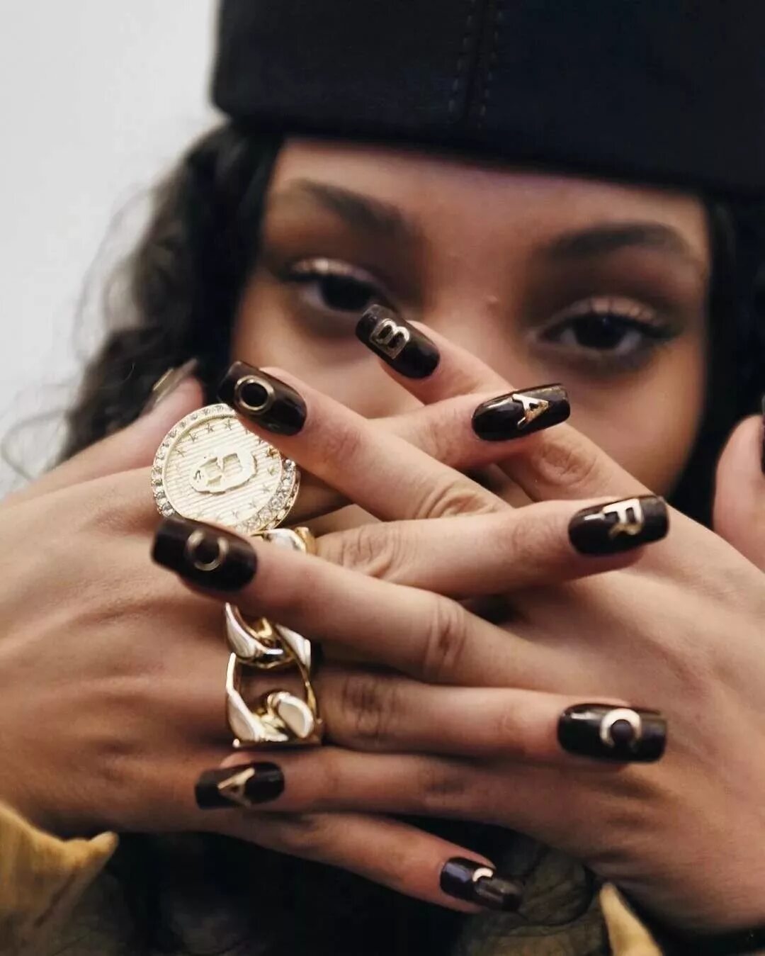 брендовые ногти. маникюр гуччи френч. разные бренды на ногтях. маникюр бренд. маникюр длинные ногти бренд.