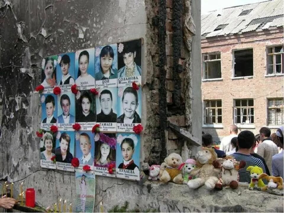 Теракт детей в школе беслан. Беслан школа 1 сентября. Беслан трагедия 1 сентября.