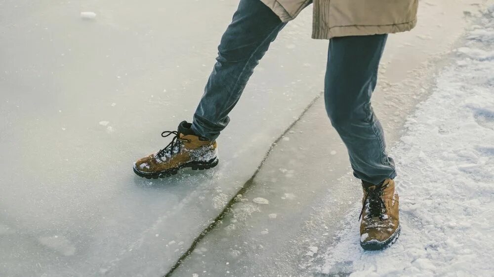 Danger feet. Ноги идущие по льду. Гололед фото в отличном качестве. Гололед Эстетика. Фото ног на замершем озере.