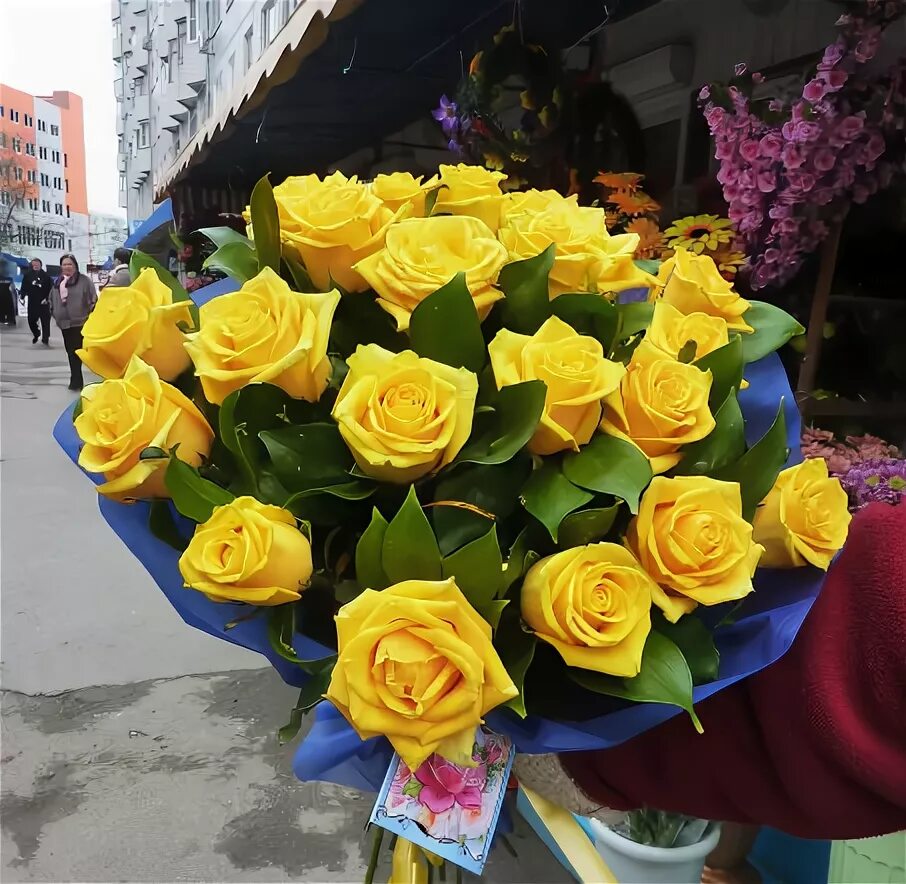 Композиции из желтых роз. Букет желтых роз на полу. Желтые розы. Желтые розы в вазе. Желтые розы фото реальные дома.