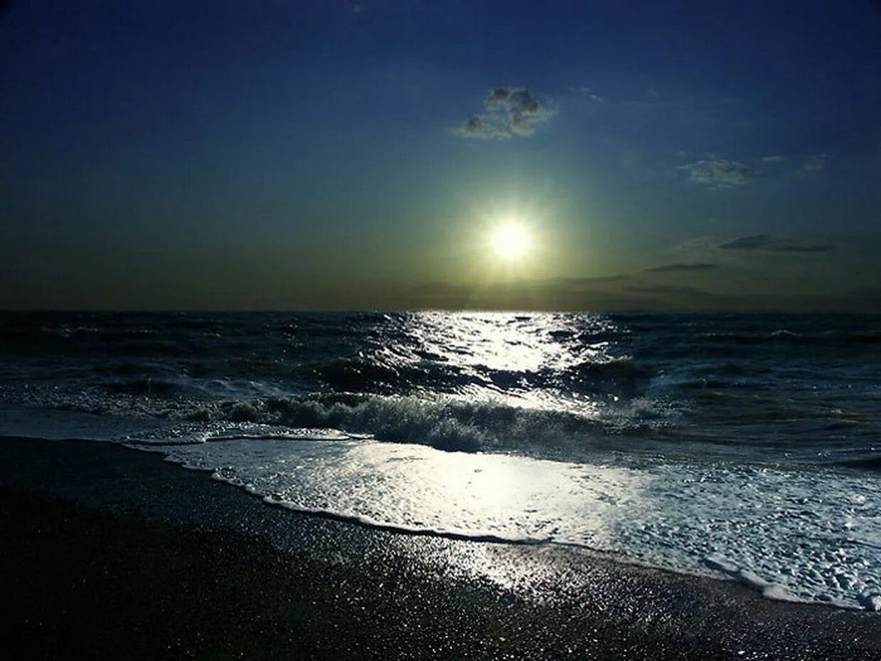 Картинки моря ночью. Ночное море. Пляж ночью. Ночь в море. Черное море ночью.