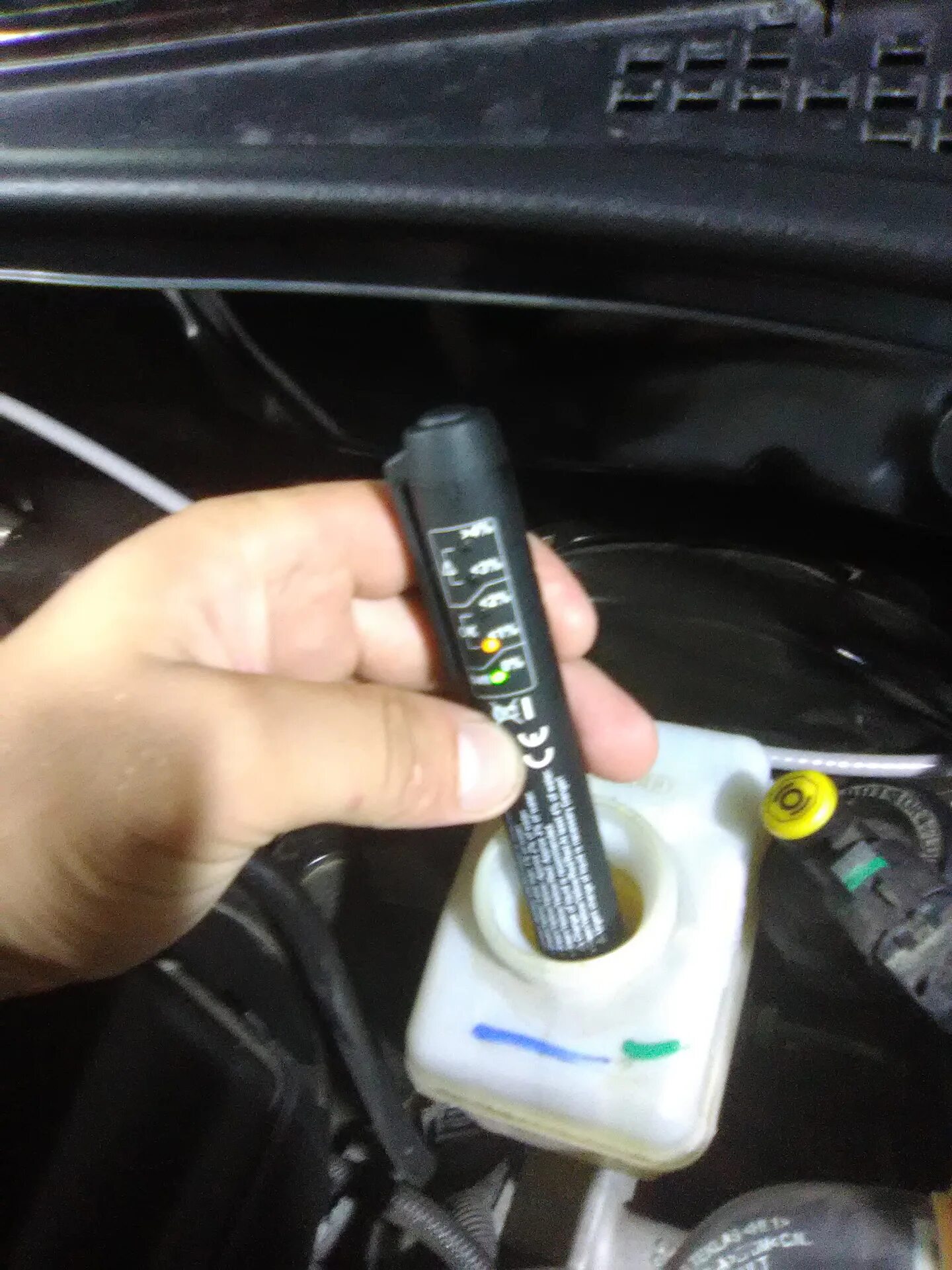 Масло в гур лада ларгус. Ларгус жидкости. Ларгус жидкости. Бачок тормозной лада ларгус. Ларгус жидкости.