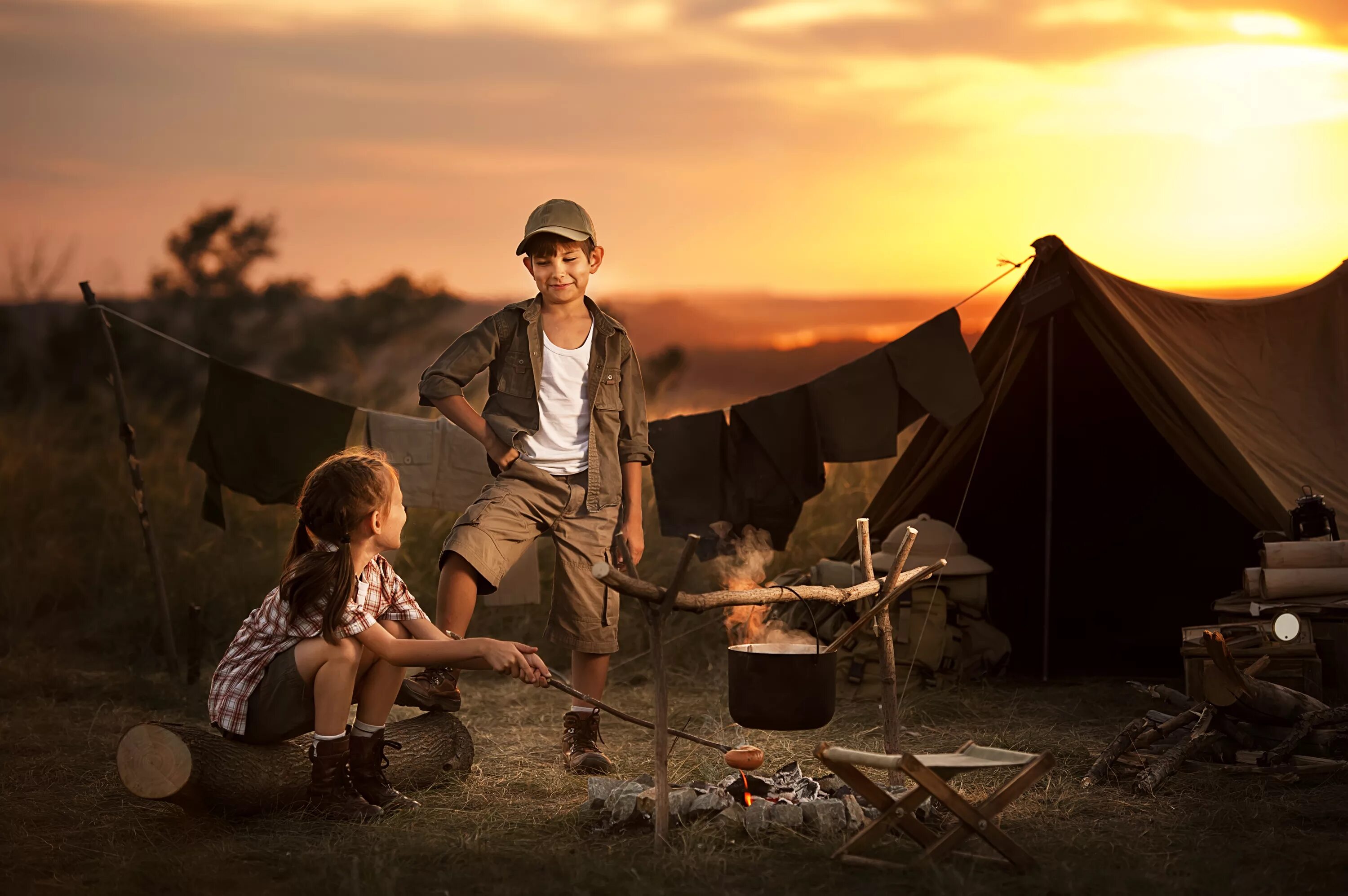 Camping with dad. Поход с детьми на природу. Дети у костра. Отдых на природе. Семья на природе с палаткой.