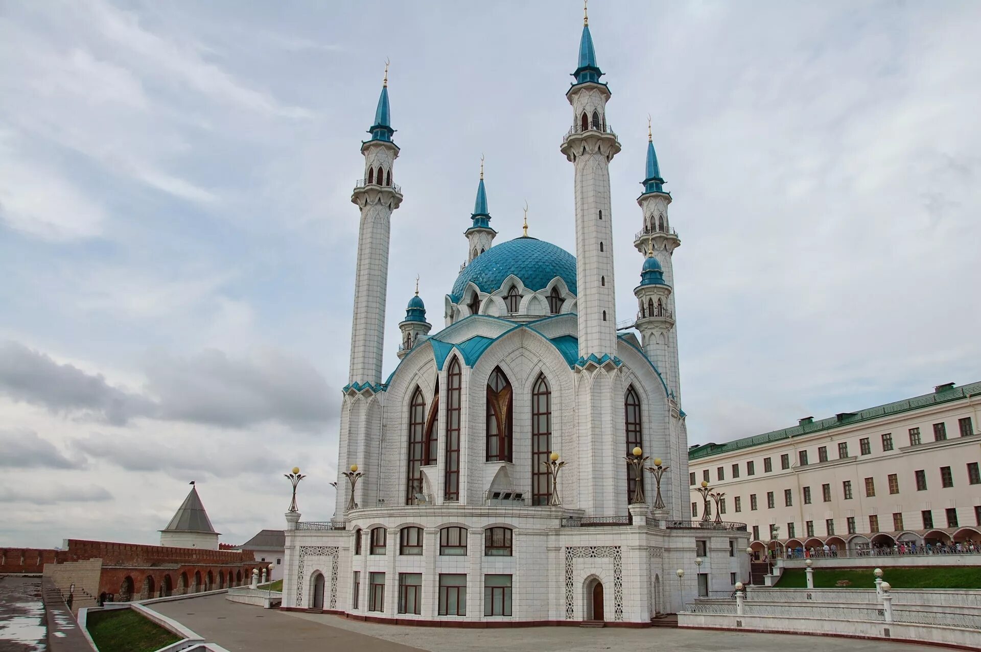 Достопримечательность кул шариф. Кул-шариф. кул-шариф казань люди на фоне. кул-шариф местоположение. музей кул шариф.