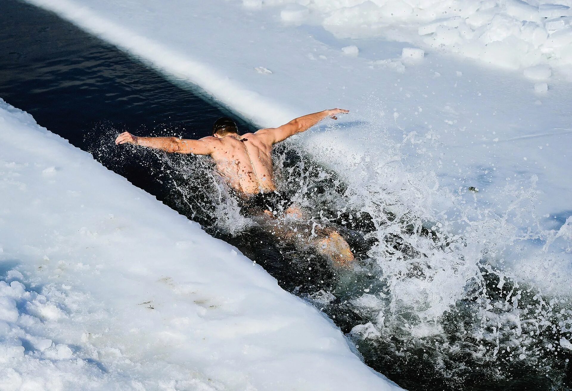 Можно купаться холодной водой. Зимнее купание. Моржевание закаливание. Купаться в снегу. Купание в холодной воде.