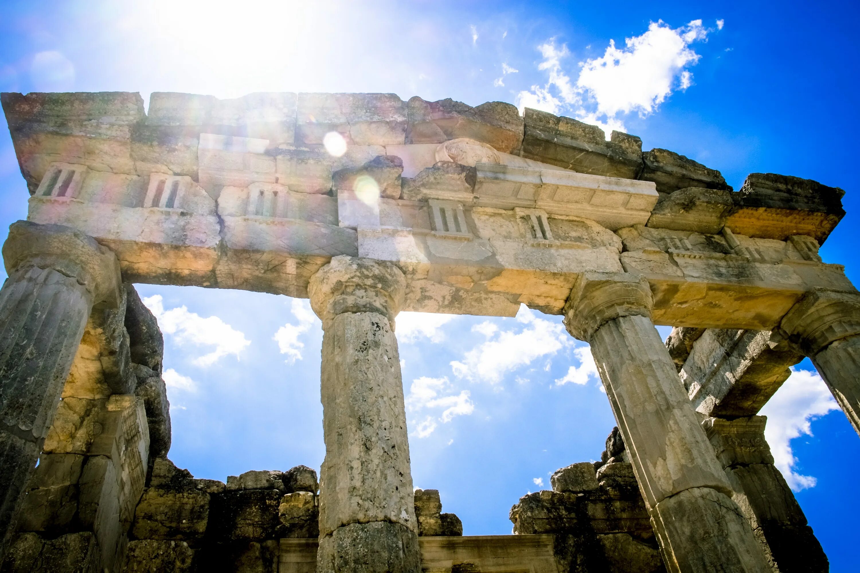 Покажи древность. Храм Ареса в Греции. Древние развалины в Греции. Руины древней Греции. Архитектура руины Греция.