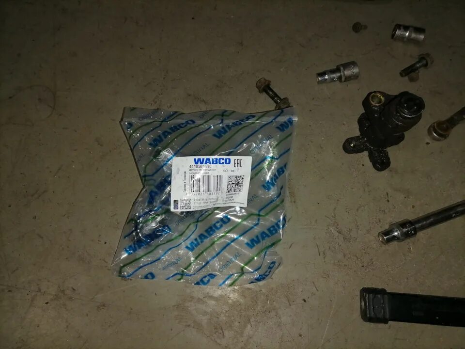 Актрос датчик уровня пола. 4410501210 датчик уровня пола wabco. 4410501200 датчик уровня пола. датчик уровня пола вабко. датчик уровня пола мерседес актрос.