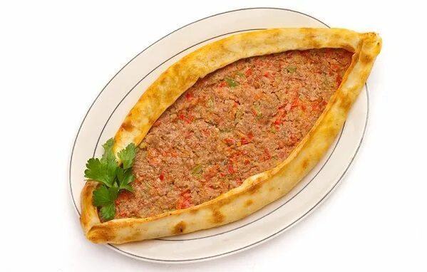 Тавук пиде. Лепешка пиде. Кыймалы пиде. Турецкое пиде с фаршем. Пиде турецкая кухня.