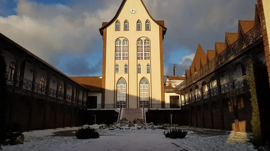 Мининский замок конный клуб. Мининский замок. Мининский замок гостиница клинский район. Мининский замок гостиница. Мининский замок конюшня.