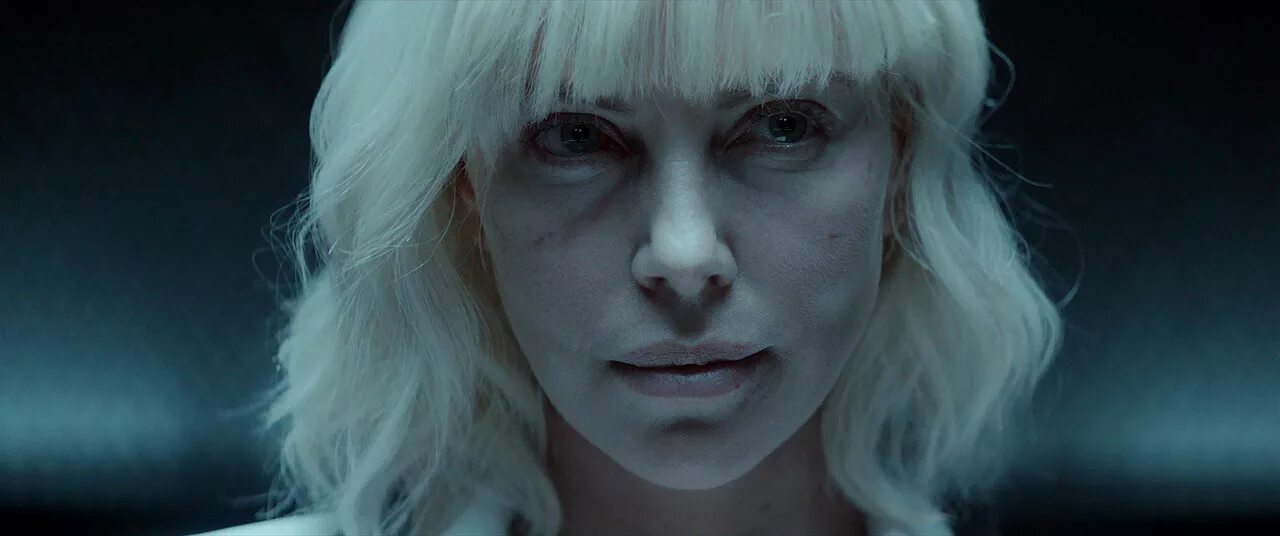 Blonde 2017. Шарлиз Терон взрывная блондинка 2017. Шарлиз Терон Atomic blonde.