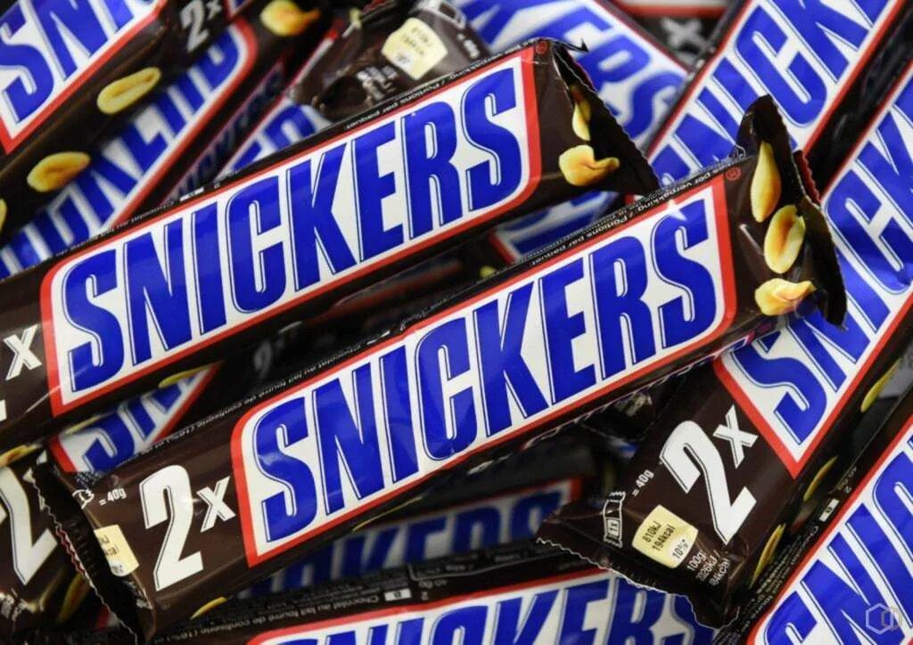 Название шок. Батончик snickers. Сникерс 1990. Шоколад Сникерс. Шоколад батончик Сникерс.