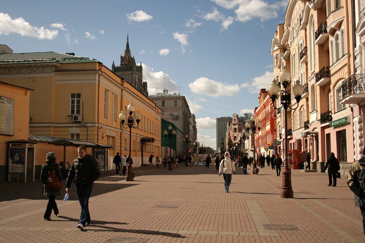 Арбатская улица москва. Улица Арбат. Пешеходная улица в Москве Арбат. Старый Арбат Москва. Пешеходный Арбат в Москве.