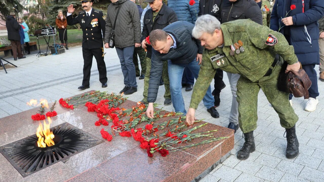 Спецоперация на украине правдивые новости на сегодня. Клумба в поддержку спецоперации. Аллея славы Хабаровск участникам спецоперации на Украине. Фото в поддержку спецоперации и Владимира Путина. Проведение спецоперация Крым.