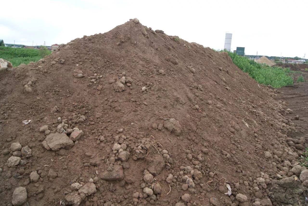 дорога с георешеткой. габионы для дренажа. насыпь дорожного полотна. насыпь из валунов. насыпь из земли.