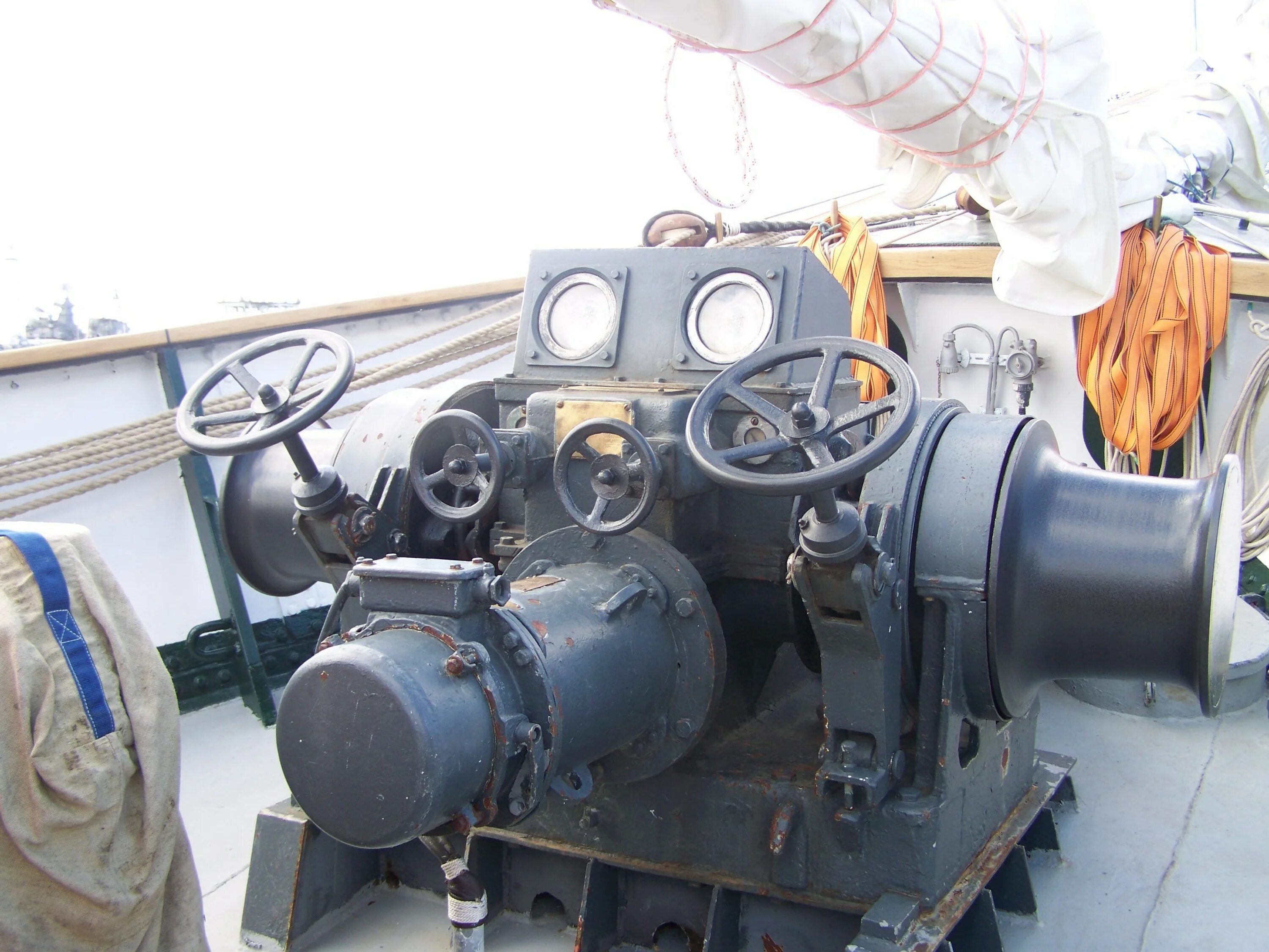 Брашпиль волгонефть. Брашпиль электрический е-320-201-400. Якорная лебедка брашпиль. Брашпиль бтм 508. Брашпиль.