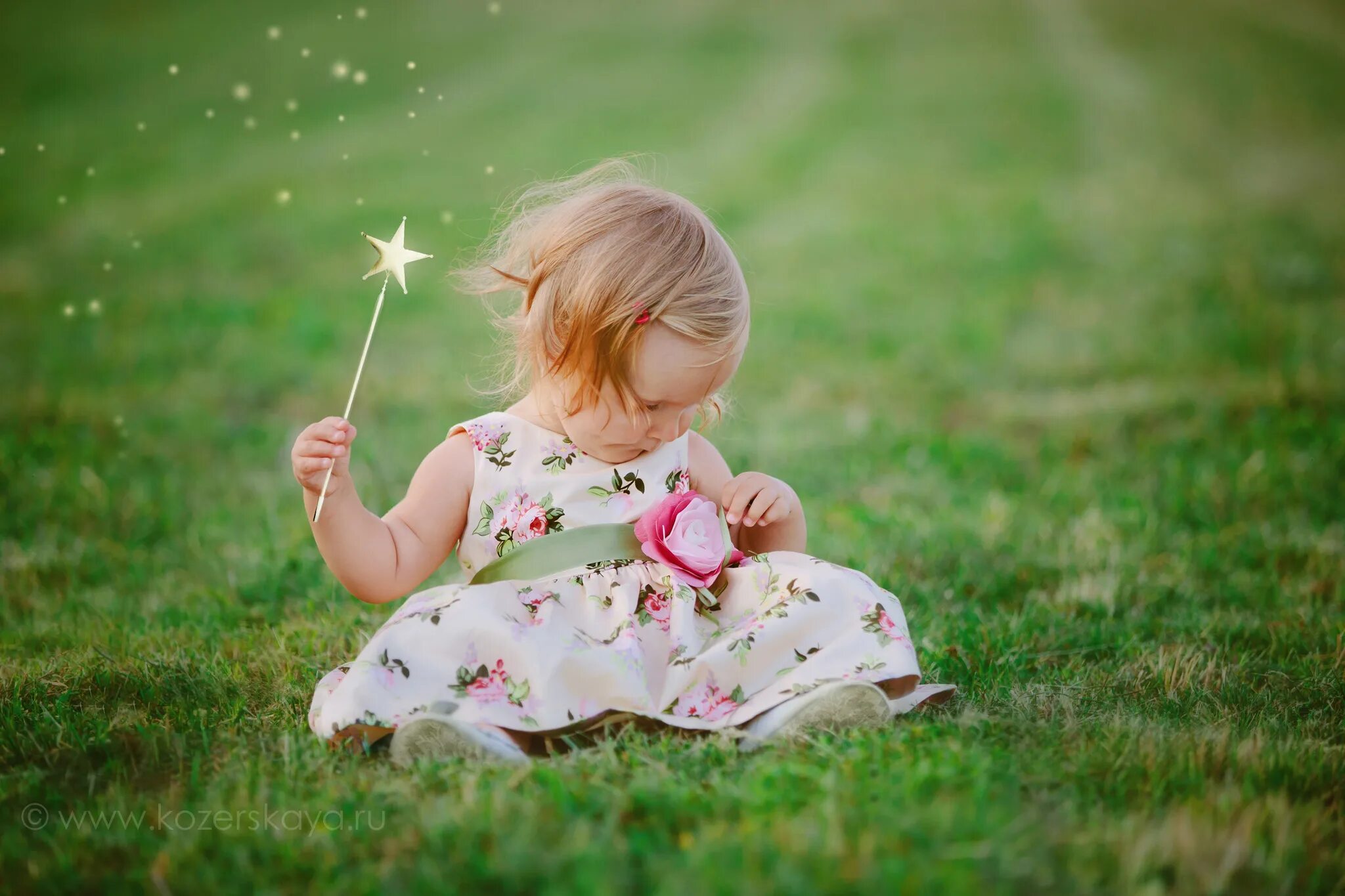 Малыш на траве. Маленькие дети осенью. Маленькие дети. Nature baby. Baby photo background.